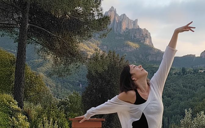 Laura López expresando conexión y presencia a través del movimiento corporal consciente, en un proceso de autoconocimiento y bienestar