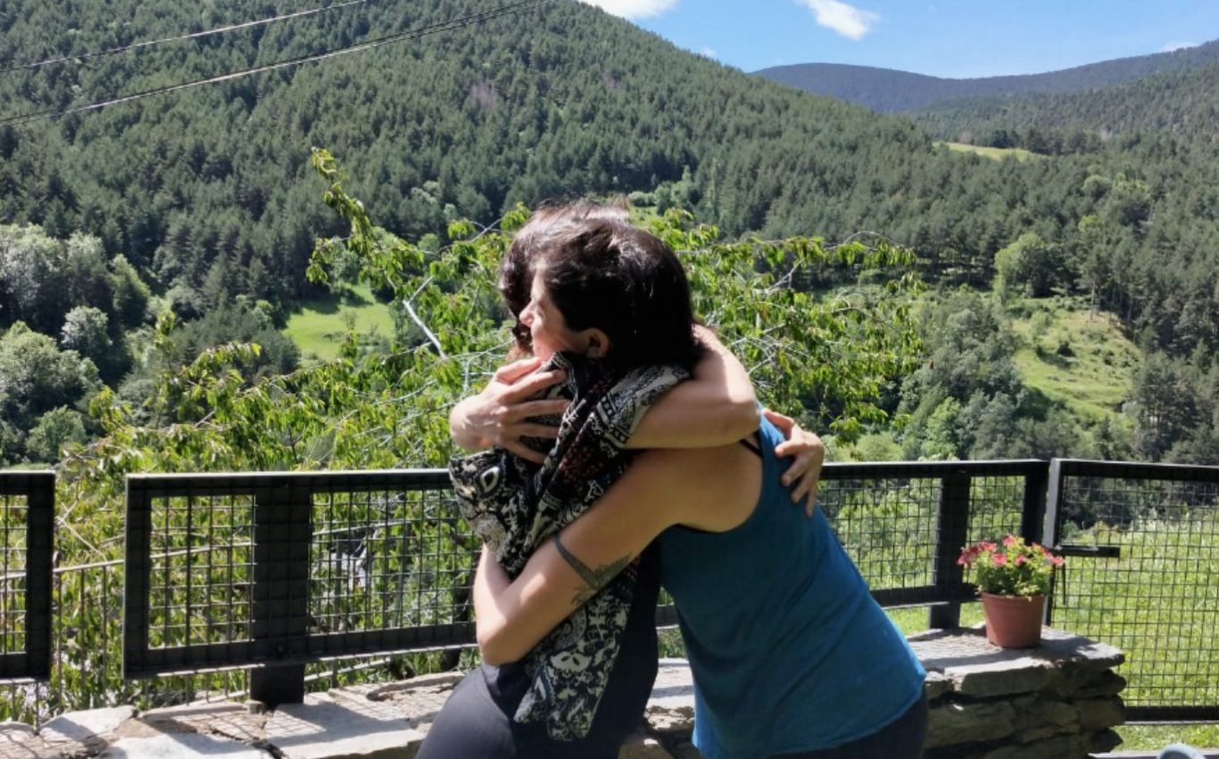 Abrazo que simboliza el acompañamiento humano, la cercanía y la contención emocional en el proceso terapéutico